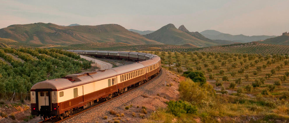 Disfrute como nadie de la belleza de Andalucia viajando con total comfort y disfrutando de cada minuto a bordo de este excepcional tren CRUCEROS EN TREN ANDALUCIA TREN AL ANDALUS CRUCEROS SOBRE RAILES CRUCEROS EN TREN TRENES DE LUJO RENFE FEVE CRUCEROS SUR DE ESPAÑA CRUCEROS TERCERA EDAD VIAJES DE LUJO CRUCEROS EN TREN AL ANDALUS